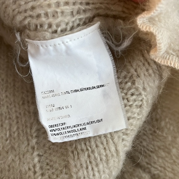 Marc Aurel cream turtleneck sweater
Size 36 - Picture 4 of 5